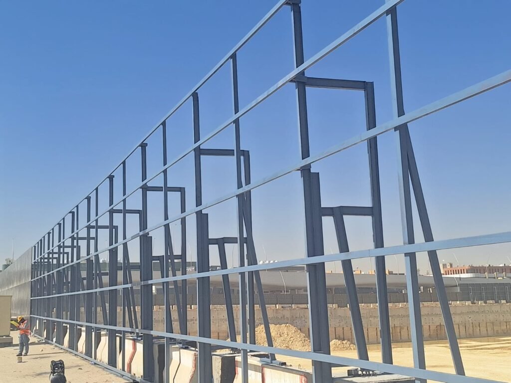 سور معدني لمشروع بالرياض