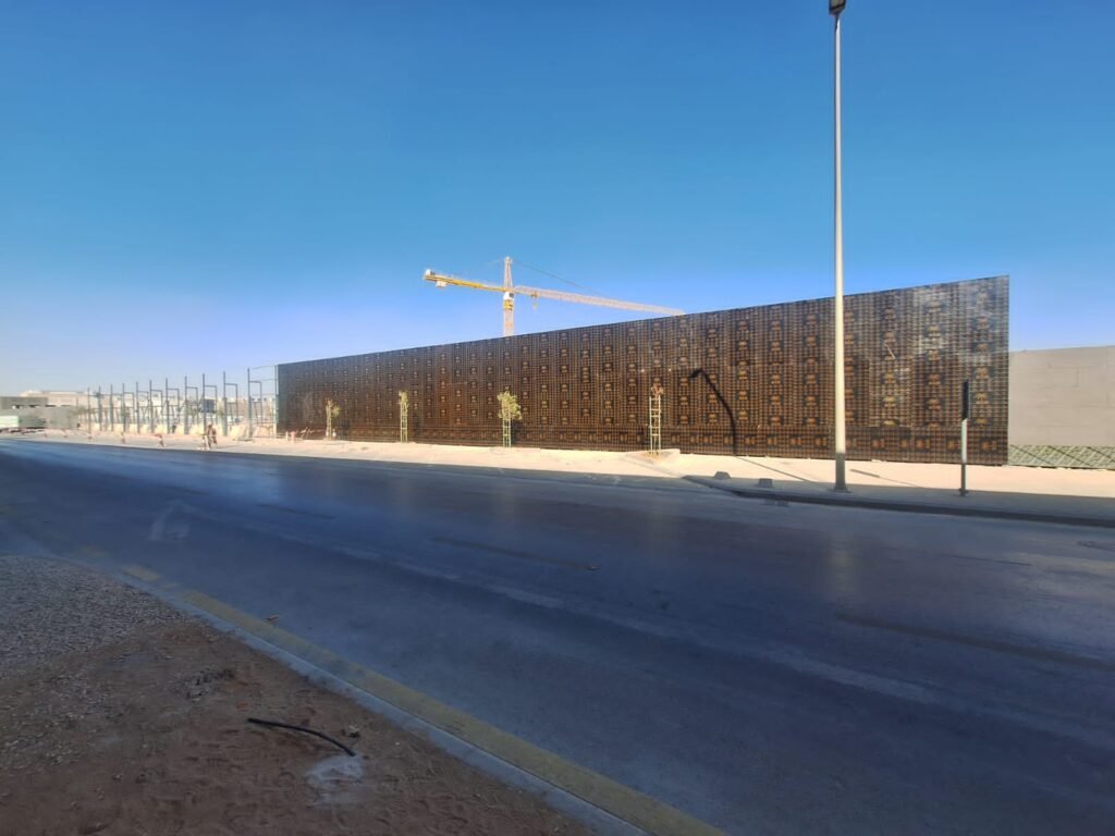 سور موقع إنشائي بالرياض