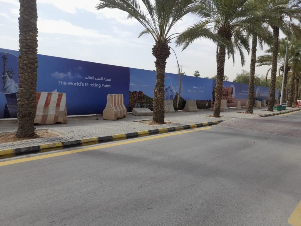تركيب لوحات دعائية على سور مشروع أراضي السفارات في الحي الدبلوماسي بالرياض