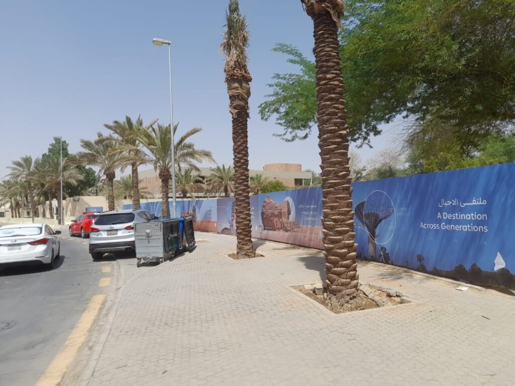تنفيذ سور إعلاني لمشروع أراضي السفارات في الحي الدبلوماسي بالرياض بطباعة خارجية احترافية