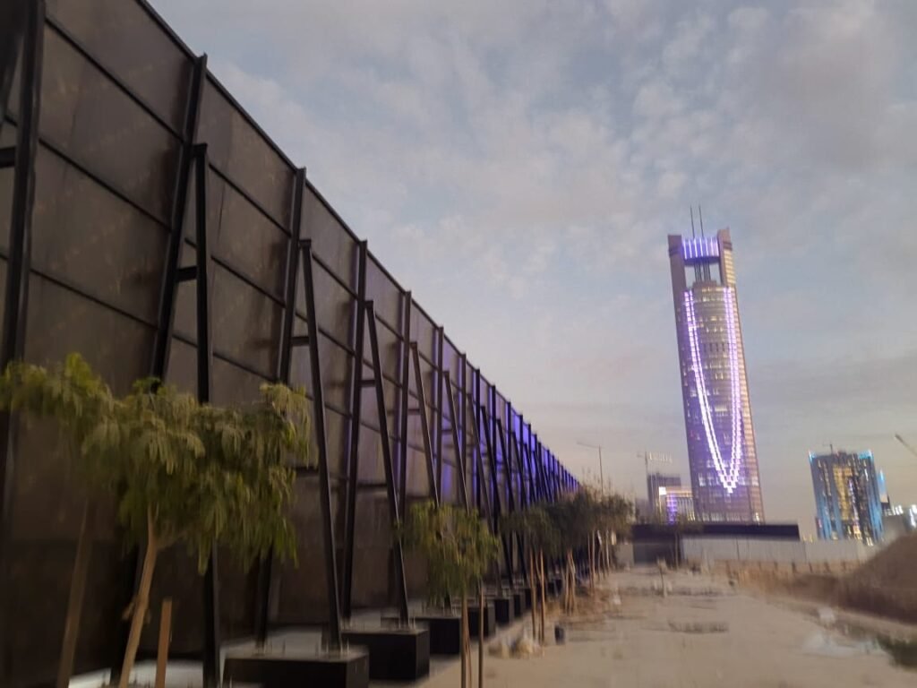 مشروع سور إعلاني لموقع تطوير عقاري