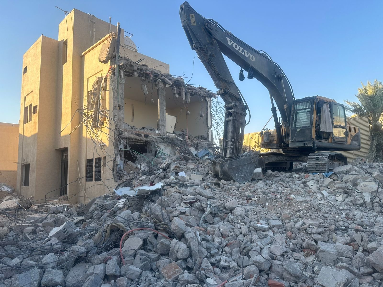 معدات هدم وإنزال مبنى قديم داخل مدينة الرياض